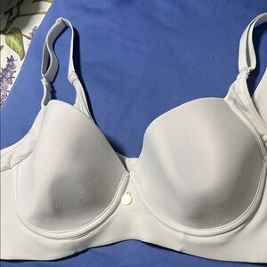 Leonisa bra with Support . UnderWire cup   Great for under arm fit